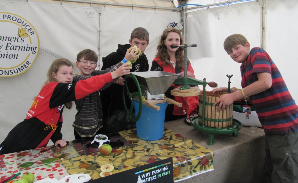 The young farmers from Homewood School making apple juice